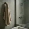 ۶ دلیل برای اینکه نباید حوله را در فضای مرطوب سرویس بهداشتی رها کنیم